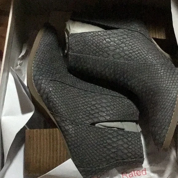 Not Rated Tarim Ankle Bootie 7M Charcoal Snake New - Picture 8 of 10